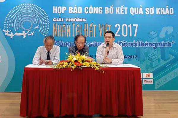 Ban tổ chức giải thưởng trả lời các câu hỏi của phóng viên tại buổi họp báo.