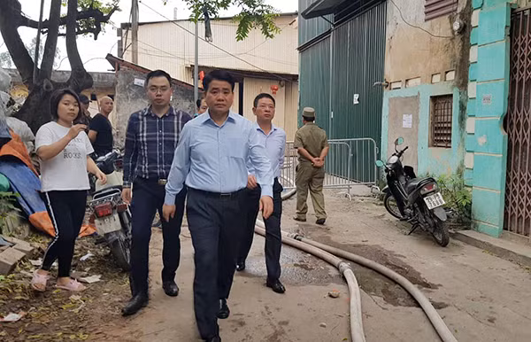 Chủ tịch UBND TP Hà Nội Nguyễn Đức Chung đến hiện trường chỉ đạo phương án khắc phục hậu quả vụ cháy.