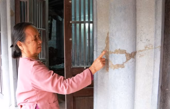 “Những năm 1953 - 1954, căn nhà bị thực dân Pháp phá dỡ phần mái để lấy gỗ làm đồn bốt do vậy nhà bị hư hỏng phần mái, còn lại khung và các cột của ngôi nhà không phá được. “Nhà còn nhiều dấu tích bị bom bắn phá trong chiến tranh. Trong quá trình sử dụng các con tôi phải sửa chữa hai lần nhưng vẫn giữ nguyên bản nếp nhà cổ”, bà Long chỉ tay vào vết bom nói.