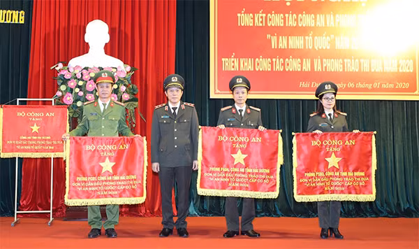 Thứ trưởng Lương Tam Quang trao Cờ của Bộ Công an cho các đơn vị dẫn đào phong trào thi đua “Vì an ninh Tổ Quốc” cấp cơ sở năm 2019