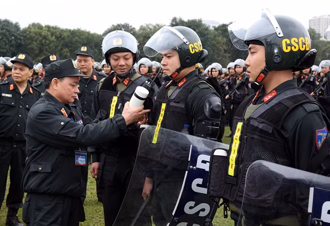 Trung tướng Phạm Quốc Cương kiểm tra công tác ứng trực của CBCS.