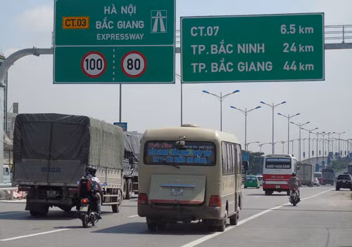 Xe máy đi vào đường ôtô trên cao tốc Hà Nội - Bắc Giang.