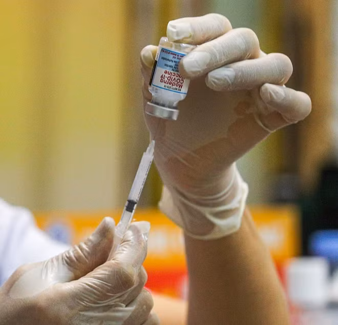 Đối với vaccine của Moderna thực hiện tiêm mũi 1 cho các đối tượng chưa được tiêm vaccine ngừa COVID-19, vaccine đã được bảo quản ở nhiệt độ 2-8 độ C thì phải sử dụng hết trong vòng 30 ngày.