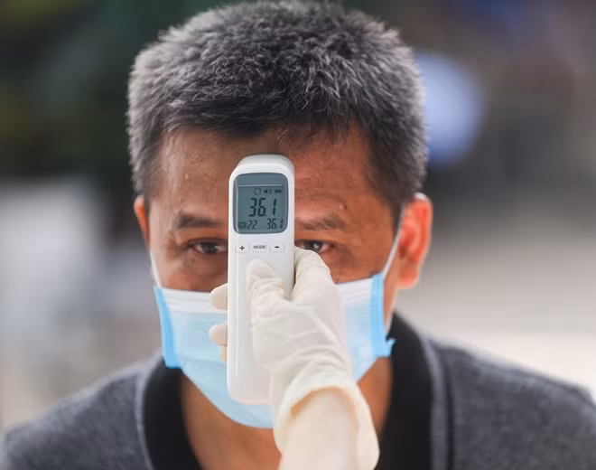 Tất cả người dân trước khi vào điểm tiêm đều được đo thân nhiệt và kiểm tra huyết áp nhằm đảm bảo sức khỏe khi tiêm chủng vaccine.