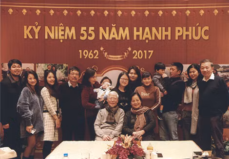 Bộ trưởng Tô Lâm cùng các thành viên trong gia đình tại lễ kỷ niệm 55 năm ngày cưới của nhạc phụ, nhạc mẫu.