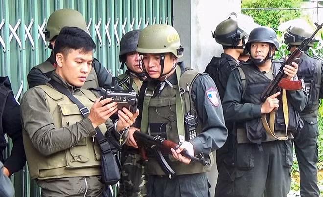 Thượng tá Mai Hoàng (người đội mũ đứng giữa) trực tiếp chỉ đạo tác chiến với tội phạm có vũ trang. Thượng tá Mai Hoàng (người đội mũ đứng giữa) trực tiếp chỉ đạo tác chiến với tội phạm có vũ trang.