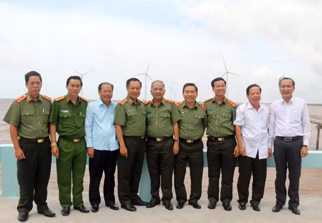 Thứ trưởng Phạm Dũng cùng đoàn công tác đến thăm công trình Điện gió Bạc Liêu.