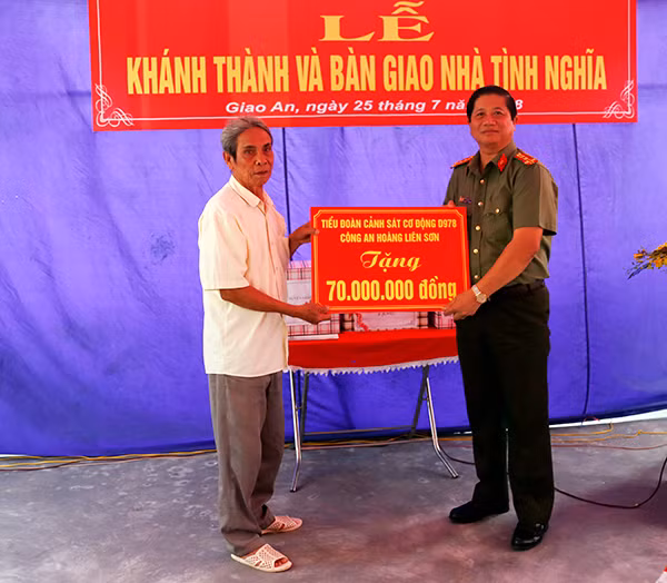 Đại tá Đinh Tiến Quân - Giám đốc Công an tỉnh tặng quà của Tiểu đoàn CSCĐ D978 - Công an Hoàng Liên Sơn tặng thân nhân Liệt sỹ CAND Đinh Văn Chung Đại tá Đinh Tiến Quân - Giám đốc Công an tỉnh tặng quà của Tiểu đoàn CSCĐ D978 - Công an Hoàng Liên Sơn tặng thân nhân Liệt sỹ CAND Đinh Văn Chung