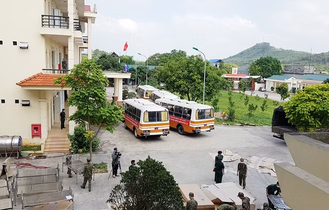 Ngay sau khi có quyết định thành lập khẩn cấp, lực lượng Quân đội lập tức triển khai vận chuyển trang thiết bị cần thiết để lắp đặt Bệnh viện dã chiến số 2.