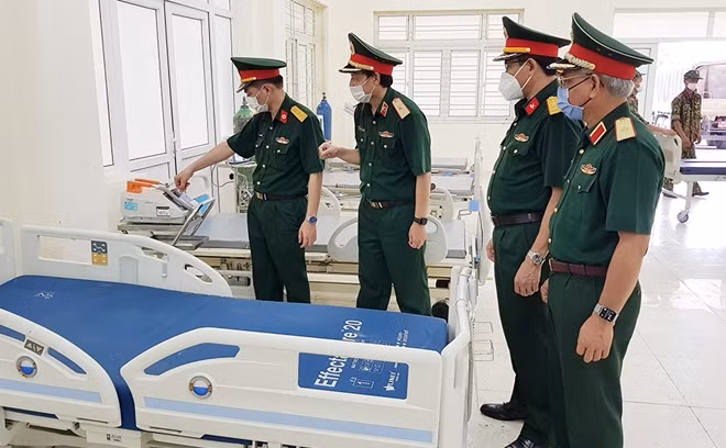 Lãnh đạo Tổng cục Hậu cần kiểm tra công tác lắp đặt máy móc, thiết bị y tế tại Bệnh viện dã chiến số 2 ở Bắc Giang.