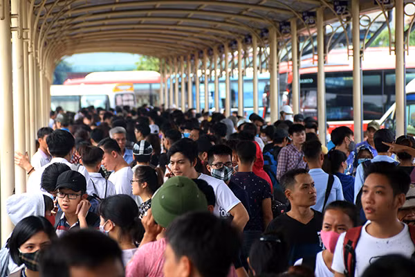 Phía ngoài bãi xe, khắp các lối hành lang đi lại đều chật cứng người. Không khí ngột ngạt đến khó thở khi phải chen chân vào giữa đám đông người đang "ngùn ngụt khí thế" tìm xe để về quê.