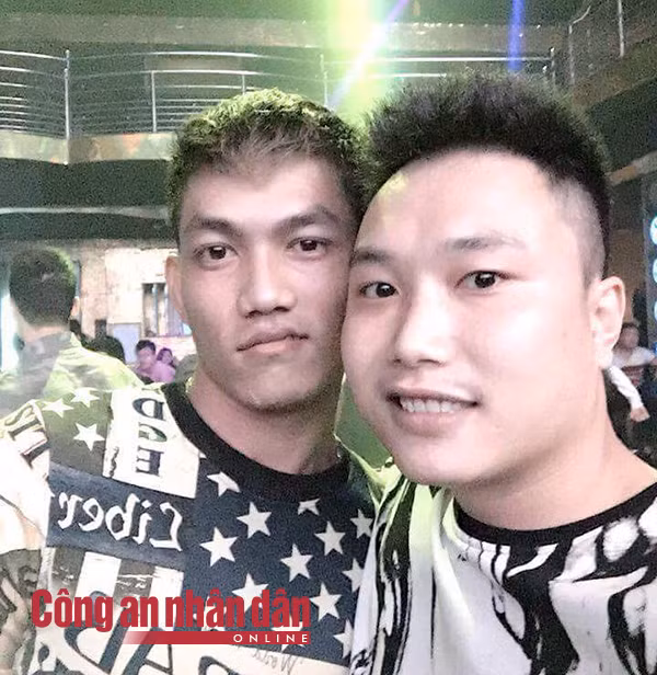 Đối tượng cầm đầu Nguyễn Đức Tân (bên phải) và Đinh Hải Nam khoe hình trên facebook Đối tượng cầm đầu Nguyễn Đức Tân (bên phải) và Đinh Hải Nam khoe hình trên facebook