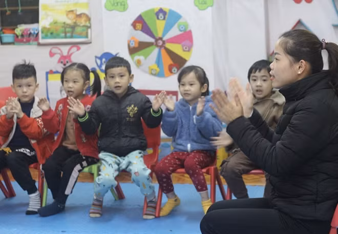 Cô trò Trường Mầm non Họa My - Trại giam Hồng Ca trong giờ học hát