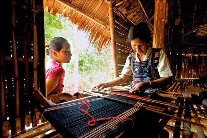 Người Mạ dệt thổ cẩm