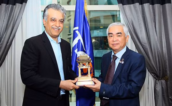 Chủ tịch AFC Salman Bin Ibrahim Al-Khalifa và Chủ tịch VFF Lê Hùng Dũng Chủ tịch AFC Salman Bin Ibrahim Al-Khalifa và Chủ tịch VFF Lê Hùng Dũng