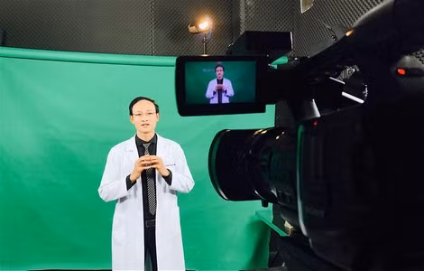 Bác sĩ Khánh thường xuyên Livestream trên facebook của mình để những người không có điều kiện được tư vấn miễn phí.