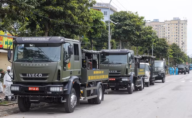 Bắt đầu từ 13h chiều, 10 xe đặc chủng của Binh chủng Hoá học, Bộ Tư lệnh Thủ đô với 75 CBCS bắt đầu tiến hành công tác phun khử trùng, tiêu độc toàn bộ không gian của Bệnh viện Bệnh Nhiệt đới Trung ương cơ sở 2.