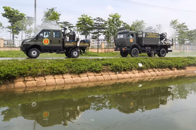 Các súng phun hóa chất công suất lớn đảm bảo mọi vị trí đều được khử khuẩn.