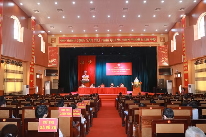 Toàn cảnh buổi tiếp xúc cử tri huyện Kim Động của các ứng cử viên.