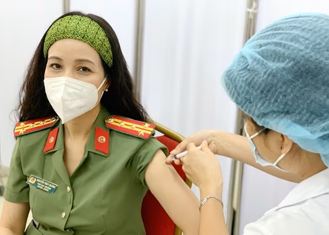 Đại tá Nguyễn Thúy Quỳnh, Phó Cục trưởng Cục Truyền thông CAND, Phó Tổng Biên tập Báo CAND được tiêm vaccine.