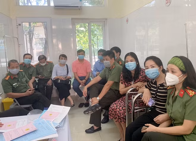 Đại tá, Tổng Biên tập Báo CAND Phạm Khải, Đại tá Nguyễn Thúy Quỳnh và các CBCS đã được tiêm chủng chờ theo dõi sức khỏe sau tiêm.