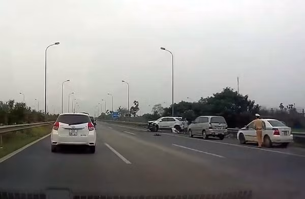 Xế hộp gặp tai nạn do chạy qua bùn nhão.