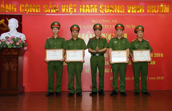 Trao Bằng khen của Bộ Công an cho cá nhân có thành tích xuất sắc