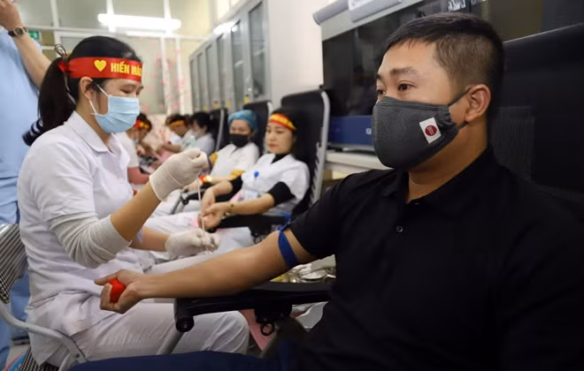 Ngoài ra, bệnh viện cũng sàng lọc ngay từ đầu để phát hiện những người có nguy cơ nhiễm virus Covid-19; phát khẩu trang, sử dụng nước rửa tay sát trùng thường xuyên để tránh lây nhiễm.
