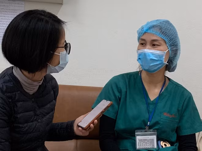 Điều dưỡng Đỗ Thị Hồng An trò chuyện trong lúc nghỉ trưa