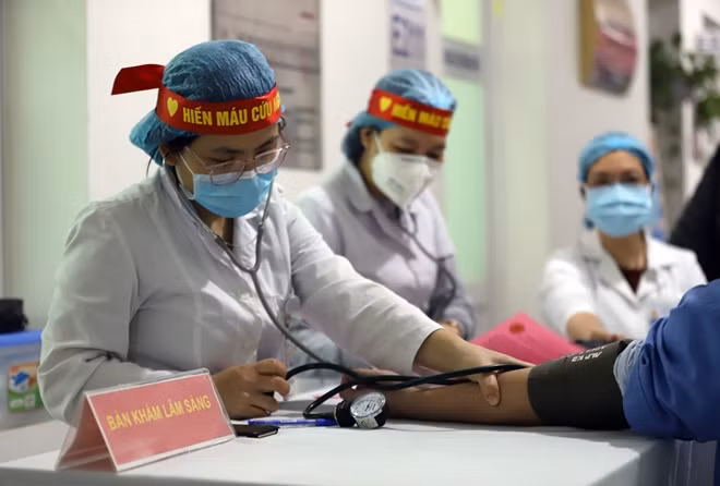 Để tránh người hiến phải chờ đợi lâu, viện đã bố trí nhiều cán bộ lấy thông tin ban đầu, khám sàng lọc đối với người hiến máu.