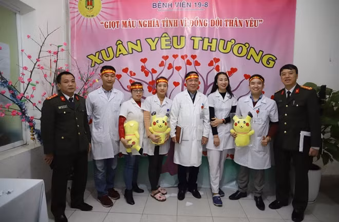 Đại tá Phạm Quốc Cường, Phó Giám đốc phụ trách Bệnh viện 19-8 cùng lãnh đạo Phòng Chính trị động viên cán bộ chiến sỹ hiến máu.
