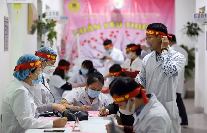 Chia sẻ với chúng tôi, Thượng tá Bùi Thanh Hương, Phó Giám đốc Trung tâm Huyết học - Truyền máu, Bệnh viện 19-8 cho biết, lượng máu dự trữ tại bệnh viện cũng đang dần cạn kiệt, chỉ có thể đảm bảo duy trì cho đến hết ngày 9/2. Nguyên nhân là do sinh viên các trường đại học kéo dài kỳ nghỉ và các đơn vị đang phải giảm tập trung đông người để phòng chống dịch dẫn đến không tổ chức được các buổi hiến máu trong toàn lực lượng Công an nhân dân ngay sau thời gian dài trữ máu Tết Nguyên đán.