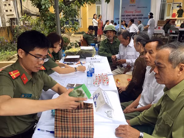 Sau khi thăm, khám sức khỏe, các đối tượng chính sách được nhận thuốc miễn phí.