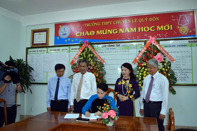Và gửi gắm niềm tin với tập thể thầy trò nhà trường sẽ trong cuốn sổ Truyền thống