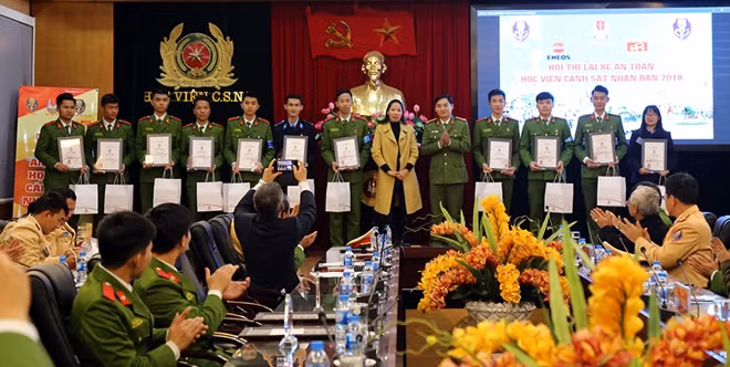 Đại diện nhà tài trợ, đại diện Ban tổ chức trao giải cho các thí sinh