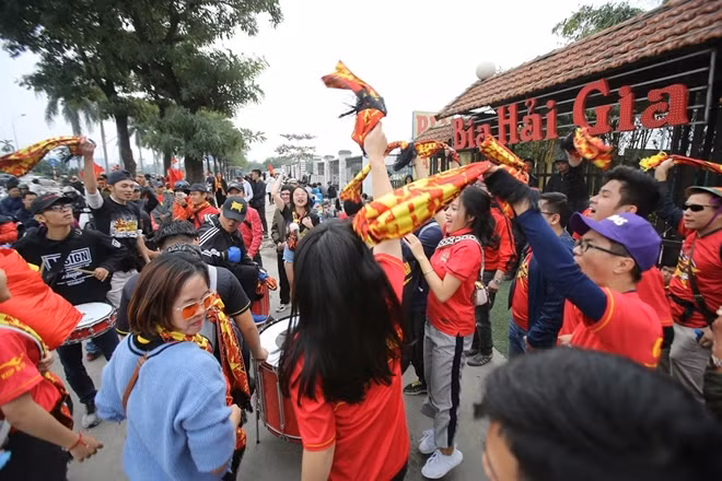 Một nhóm CĐV với kèn, trống khuấy động bầu không khí phía ngoài sân Mỹ Đình, tạo ra một khung cảnh như những lễ hội âm nhạc đường phố.