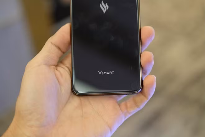 Mặt lưng của Active 1+ có phần tinh tế hơn khi Vsmart chỉ đặt duy nhất logo của hãng này ở phía sau thay vì quá nhiều thông tin như trên chiếc Active 1