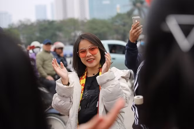 ...để bắt đầu cho một bữa tiệc bóng đá đầy sắc màu đang chờ đón họ phía trước.