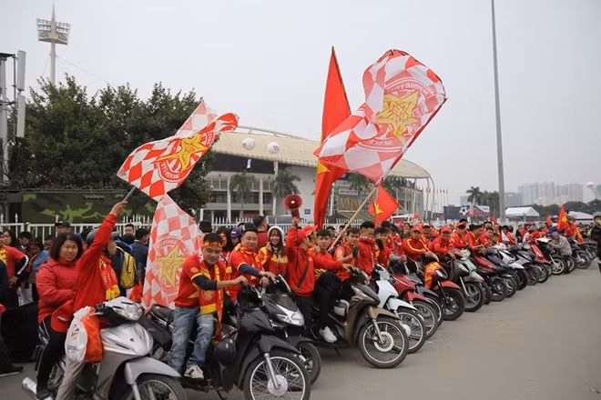 Không khí chờ đón trận bán kết đang nóng lên bên ngoài Sân vận động Quốc gia Mỹ Đình (Hà Nội) cờ trống nhiệt tình cổ vũ trước thềm thi đâú để cổ vũ cho đội tuyển Việt Nam