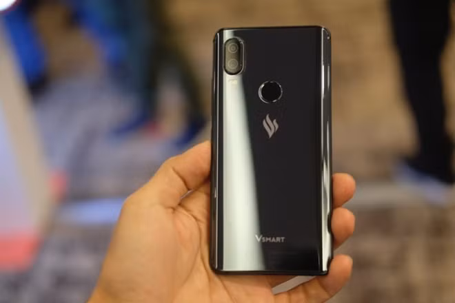 Đến với Active 1, Vsmart sử dụng mặt lưng kính Gorilla Glass 5, khung thép nguyên khối. Máy dùng chip Snapdragon 660, RAM 4GB, ROM 64GB. Máy cho cảm giác cầm khá tốt bởi độ hoàn thiện cao, kích thước nhỏ và mặt lưng được vát cong. Ngoài ra, Vsmart Active 1 còn được cung cấp năng lượng bởi viên pin dung lượng 3.100 mAh, điểm cộng cho máy là được hỗ trợ công nghệ sạc nhanh Quick Charge 3.0 đến từ Qualcomm và cài sẵn hệ điều hành Android 9 Pie mới mẻ.