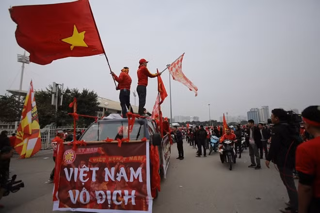 Chiều 15-12, còn hơn 4 giờ mới diễn ra trận đấu chung kết lượt về AFF Suzuki Cup 2018 giữa hai đội tuyển bóng đá Việt Nam và Malaysia, hàng ngàn cổ động viên đổ về khu vực bên ngoài sân vận động quốc gia Mỹ Đình (Hà Nội) để cổ vũ cho đội tuyển Việt Nam.