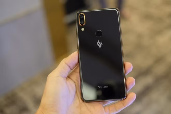 Cùng ra mắt với Active 1 là phiên bản Active 1+, cao cấp hơn với cầu hình mạnh mẽ hơn với Snapdragon 660, RAM 6GB, bộ nhớ trong 64GB cùng viên pin 3650mAh hỗ trợ sạc nhanh.