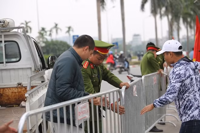 Ngay từ rất sớm, các lực lượng Cảnh sát giao thông, Cảnh sát cơ động, Công an các quận, phường đã có mặt tại các điểm chốt trực để đảm bảo ANTT