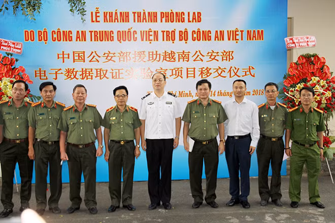 Đại biểu Công an 2 nước dự lễ khánh thành phòng lab. Đại biểu Công an 2 nước dự lễ khánh thành phòng lab.