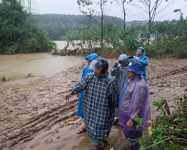 Đoàn công tác kiểm tra hiện trường tích nước trái phép của Thủy điện Plei Kần.