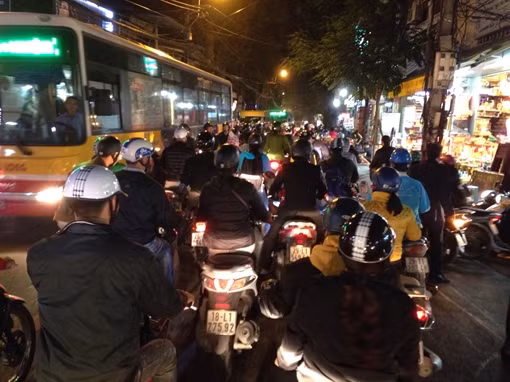 Ùn tắc giao thông Hà Nội nhìn từ những “nút cổ chai”