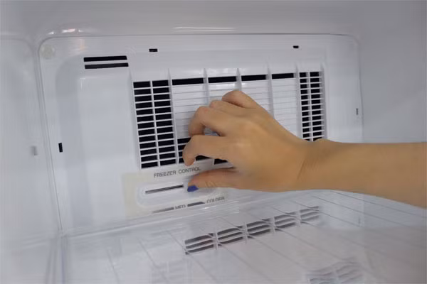 Cài đặt sai chế độ cũng khiến tủ không đủ lạnh.