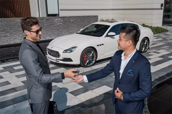 Chỉ cần gọi đến hotline, nhân viên Maserati sẽ có mặt trong vòng 10 phút để mang xe về bãi đậu riêng, hoặc đưa đón khách hàng tại sân bay Tân Sơn Nhất
