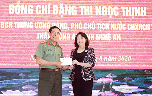 Đồng chí Đặng Thị Ngọc Thịnh, Ủy viên Trung ương Đảng, Phó Chủ tịch nước dành tặng 50 triệu đồng ủng hộ quỹ tình nghĩa đồng đội cho Công an tỉnh Nghệ An