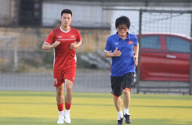 "Thần y" Choi Ju-young và Trọng Hùng tại AFF Cup 2018.